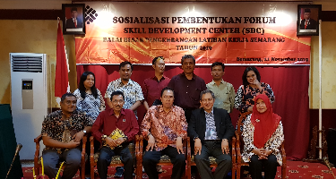 team BLK kota Semarang ber foto bersama ketua PHRD Jateng dan perwakilan anggota PHRD Jateng
